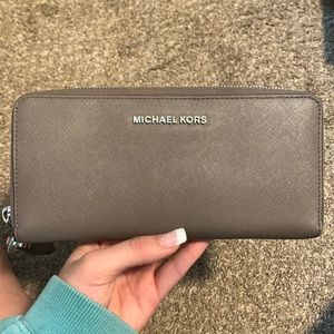 Michael Kors wristlet full wallet in mauve/taupe